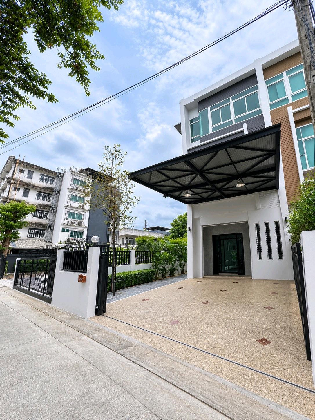 🏢 ให้เช่า Home Office พร้อมลานจอดรถ 20 คัน | Town in Town – รูปที่ 2