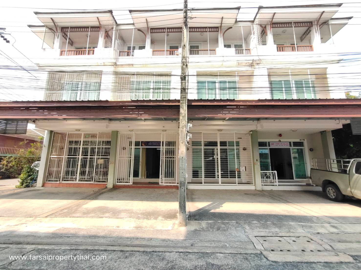 ให้เช่าทาวน์เฮ้าส์ 3 ชั้น เนื้อที่ 20 ตร.ว พื้นที่ใช้สอย 160 ตร.ม 3ห้องนอน 3ห้องน้ำ เฟอร์บางส่วน ถนนลาดพร้าว เขตจตุจักร  ราคาเช่า 20,000 บ/ด  ( 泰国房地产公司可以说中文请打电话。081-732-9189  Line : fs258  微信密码 F0817329189 )