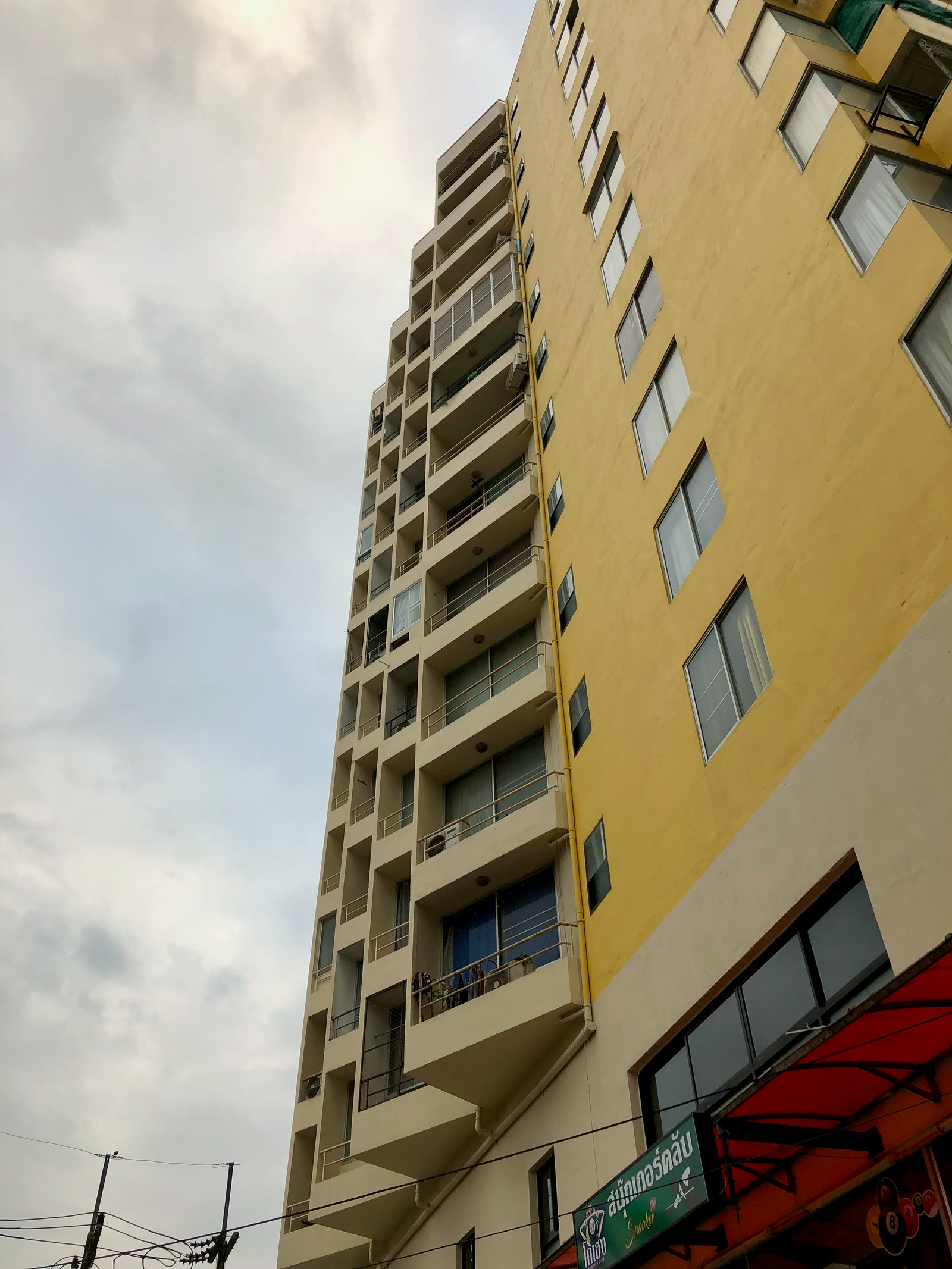 The  rents out J.C. Hill Place, studio room, 9th floor, fully furnished, next to Jed Yot Plaza, starting at 7,500 baht/month.