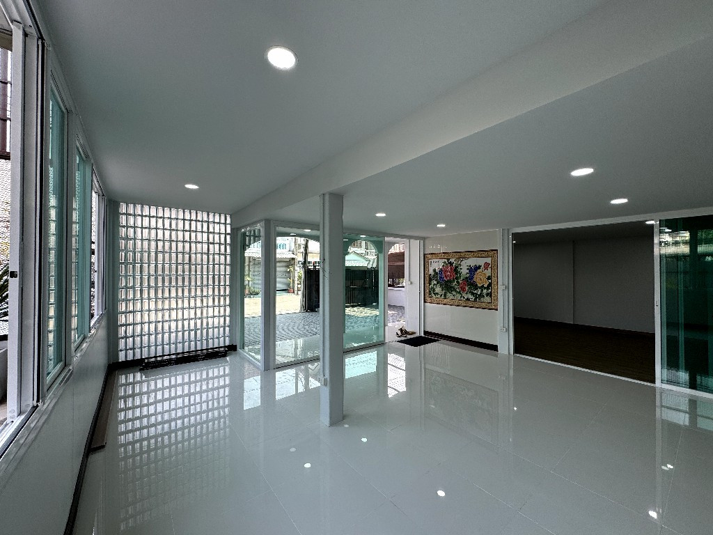 ให้เช่า Home Office / บ้านสำนักงาน พร้อมเข้าใช้งาน บ้านรีโนเวทใหม่ ทำเลนวมินทร์ ใกล้ถนนใหญ่เพียง 70 เมตร – รูปที่ 2