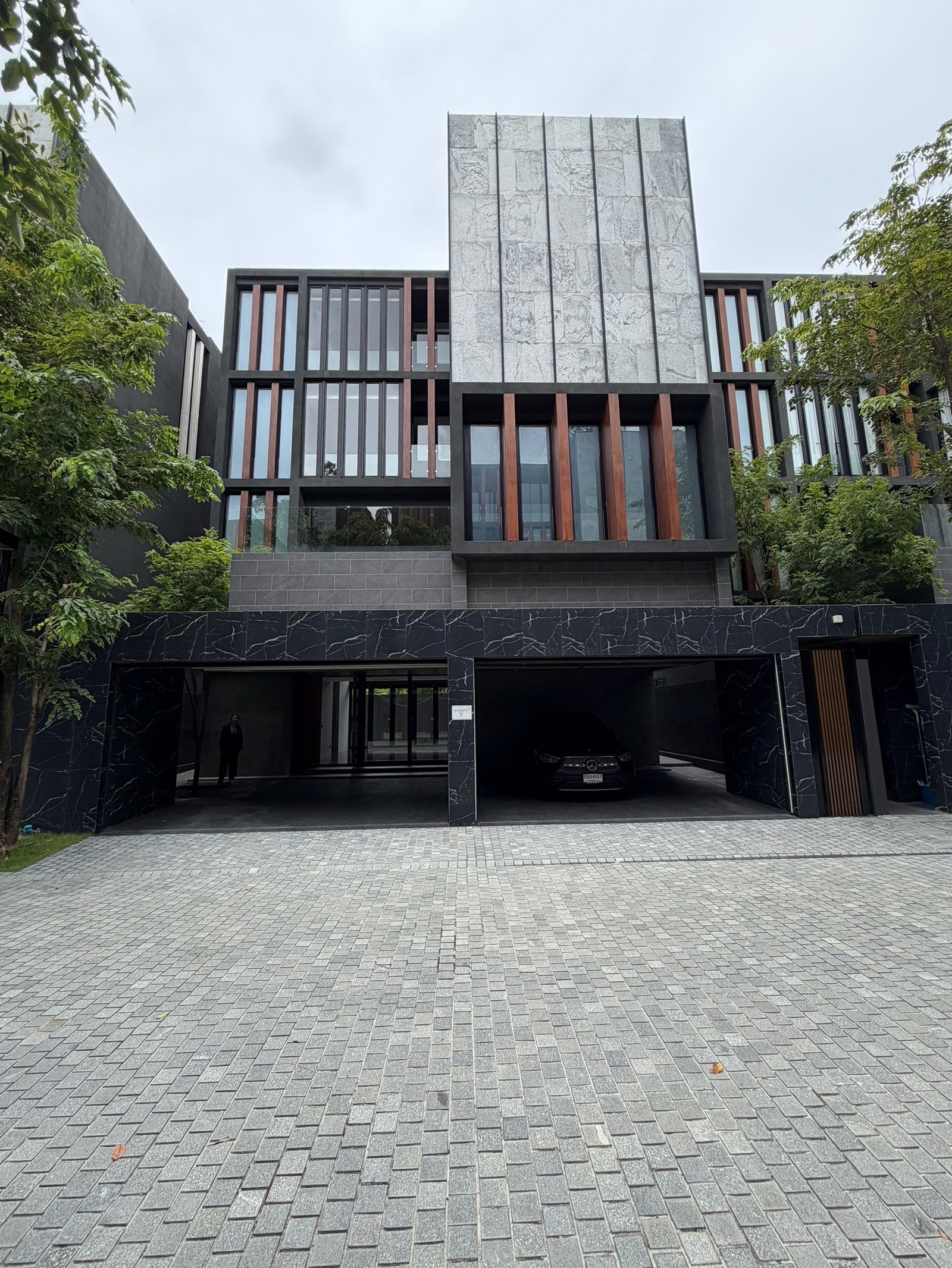 บ้านเดี่ยว Ultra Luxury ศรีนครินทร์ พร้อมสระว่ายน้ำและลิฟต์ส่วนตัว ใกล้ Paradise Park และ Berkeley International School บ้านเดี่ยว Ultra Luxury ศรีนครินทร์ พร้อมสระว่ายน้ำและลิฟต์ส่วนตัว ใกล้ Paradise Park และ Berkeley International School