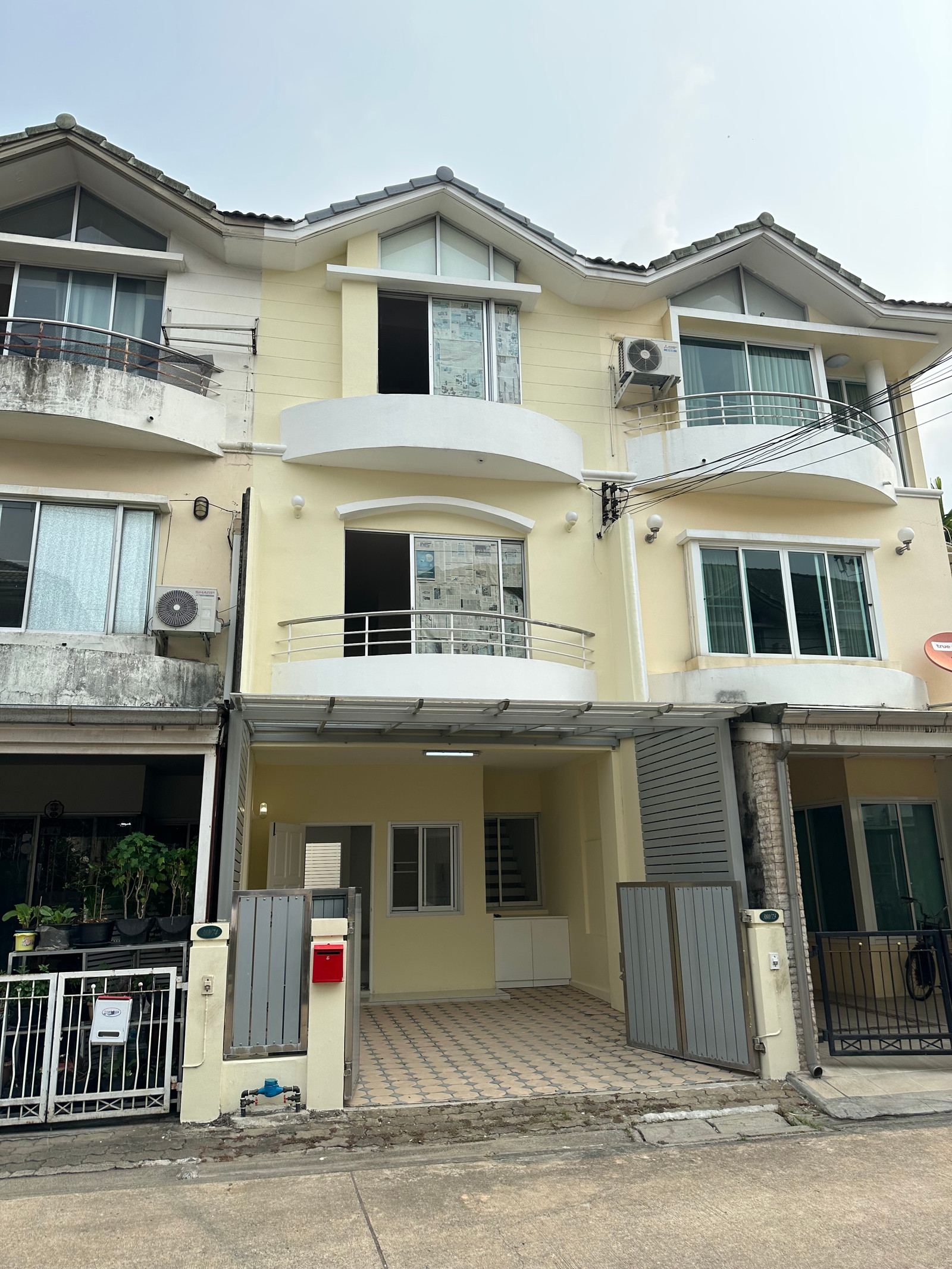 3-story townhouse, 4 bedrooms, Supalai Ville Village, in the heart of Ratchada, opposite the Criminal Court. Renovated the whole house, very beautiful. 3-story townhouse, 4 bedrooms, Supalai Ville Village, in the heart of Ratchada, opposite the Criminal Court. Renovated the whole house, very beautiful.