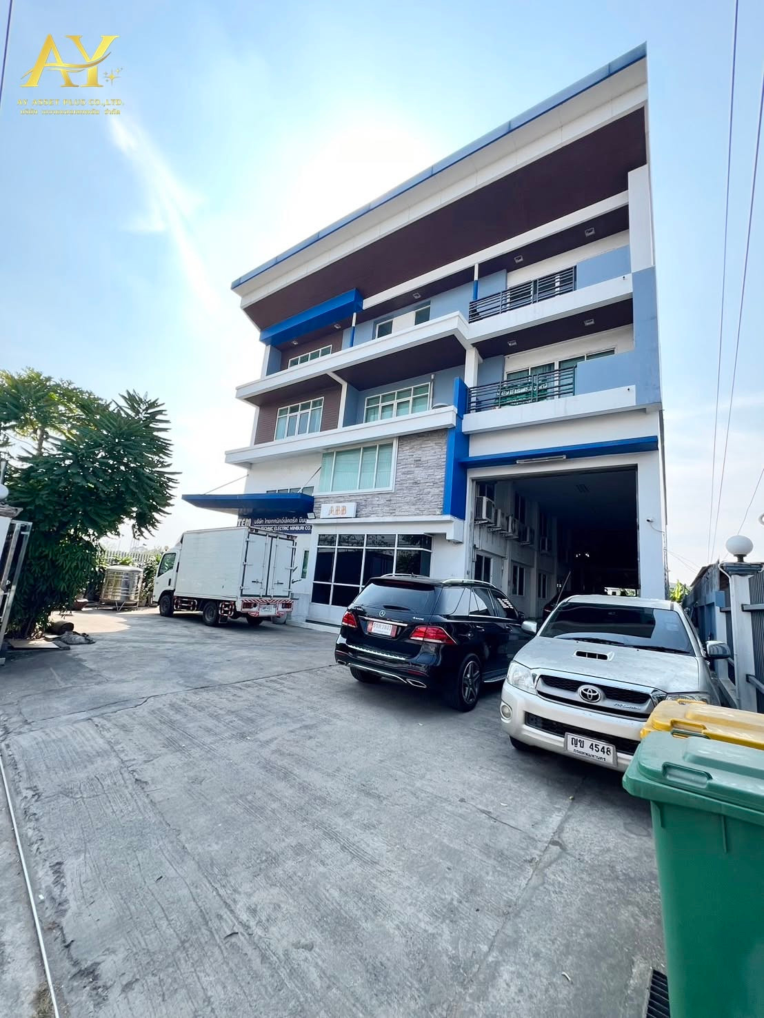 Urgent sale!! Land with office building and warehouse Next to Nimitmai Road Entrance to Soi Nimitmai 31/4, area 205 sq m., usable area 999 sq m., special price.