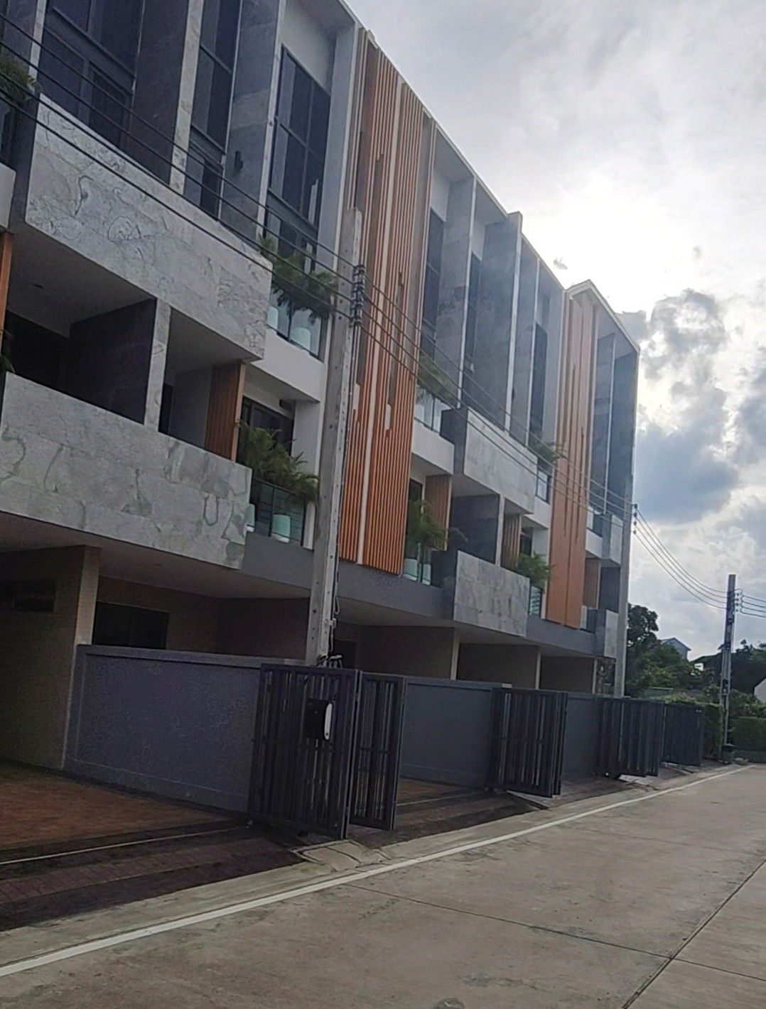 ขาย🏠ทาวน์โฮม สไตล์ออฟฟิศ 3 ชั้นครึ่ง ทําเลดี ศรีนครินทร์ - อ่อนนุช ติดถนนใหญ่ การเดินทางสะดวก ใกล้โรงเรียนนานาชาติ เนื้อที่ 24.8 ตร.ว 3ห้องนอน 4ห้องน้ำ ตกแต่งครบ เฟอร์นิเจอร์และเครื่องใช้ไฟฟ้า เข้าอยู่ได้เลย 