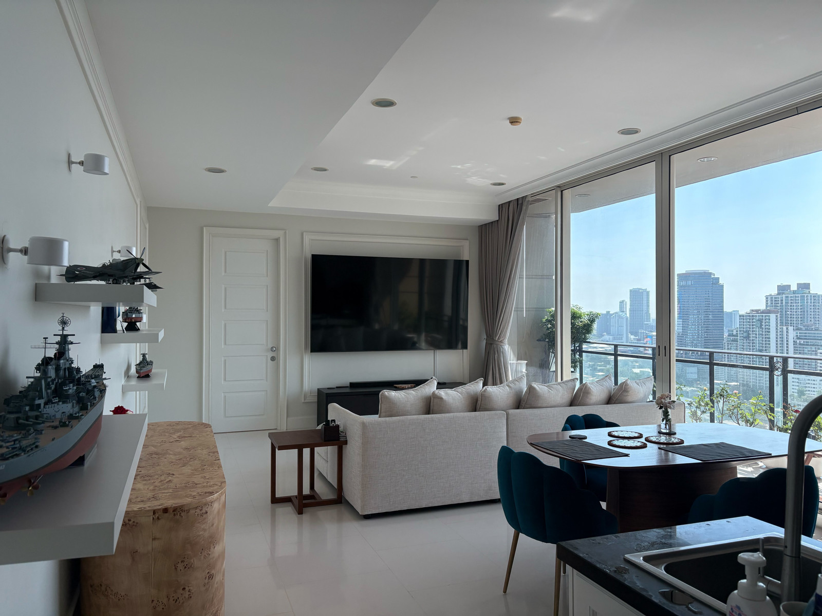 Royce Private Residence Sukhumvit 31: 2bed 2bath 2X Fl 112sqm. Sell: 24,640,000 Rent: 85,000/mth Am: 0656199198 Royce Private Residence Sukhumvit 31: 2bed 2bath 2X Fl 112sqm. Sell: 24,640,000 Rent: 85,000/mth Am: 0656199198