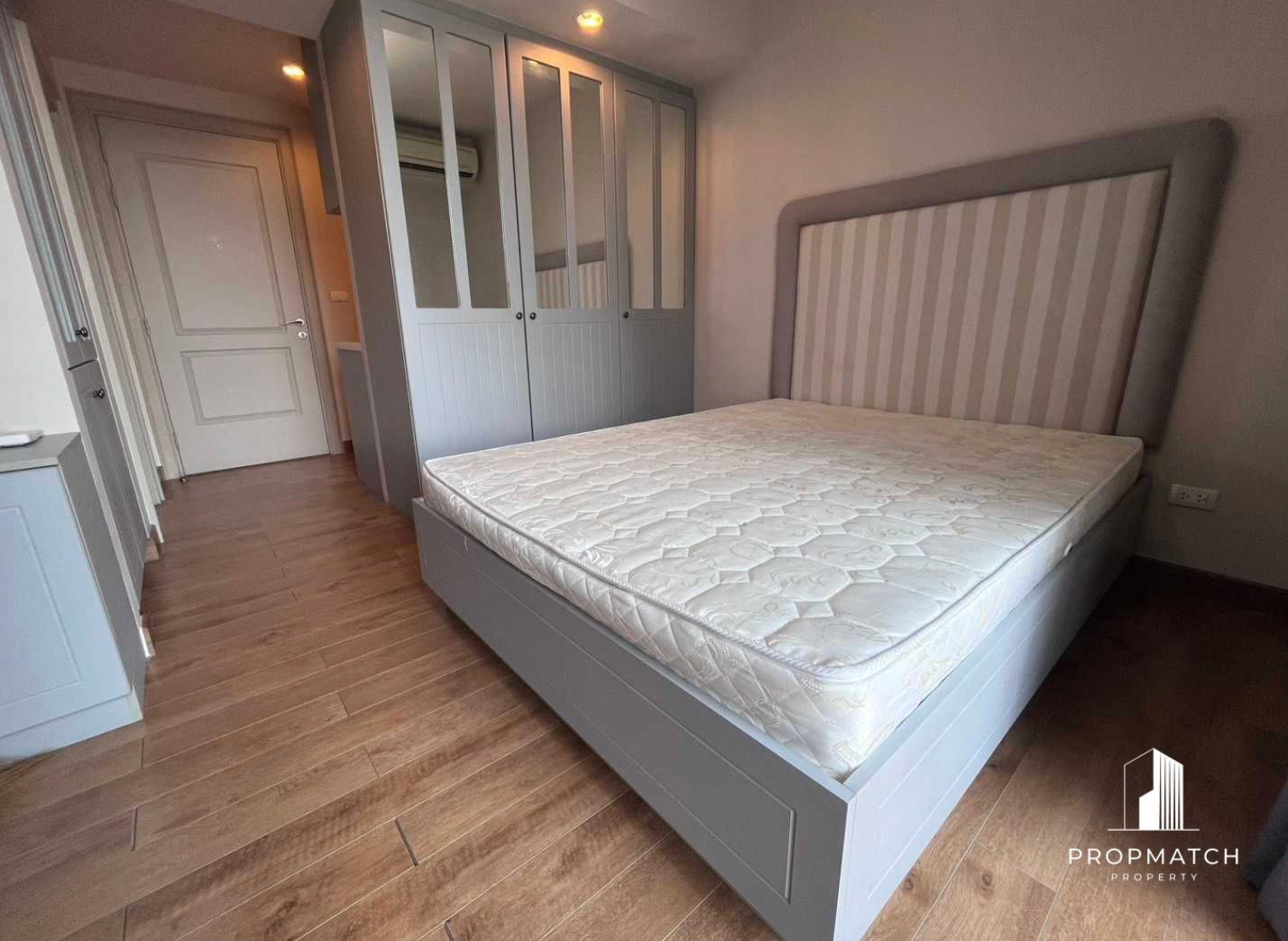 for!! Very good price!! The Editor Saphan Khwai, selling for only 3.1M, new room, good condition, high floor, unblocked view, size 28sqm. If interested, make an appointment to view at 064-6696546 Minnie, this number can be reached on Line.