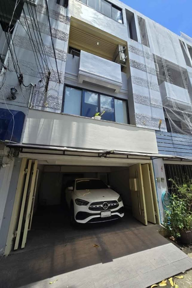 RH072126 ให้เช่า ทาวน์โฮม 4 ชั้น 3 ห้องนอน at Sukhumvit 49 ย่านทองหล่อ-สุขุมวิท 49