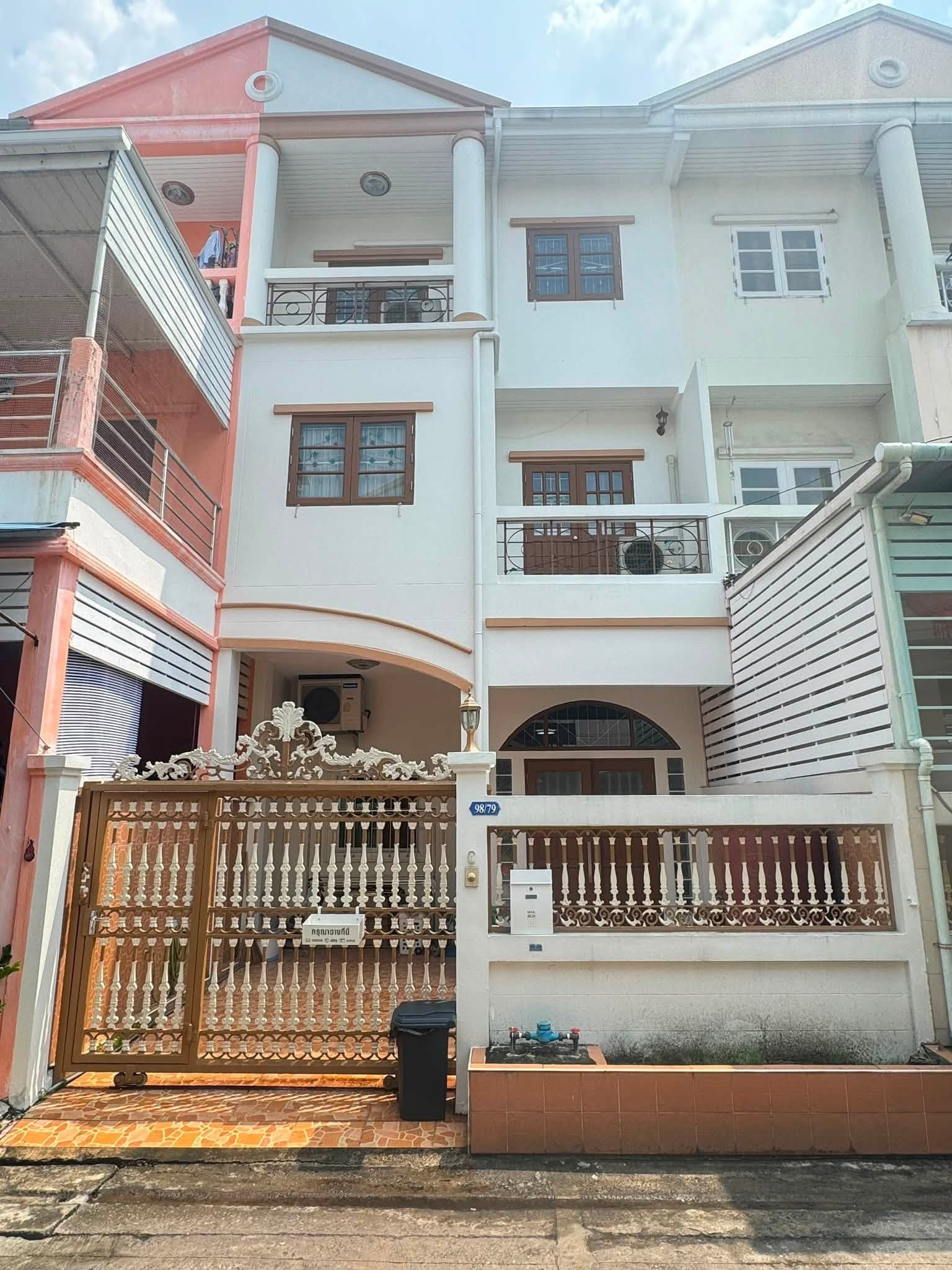 3-story townhome for sale, Sikarin Village, near MRT Tha Phra 300 m. 3-story townhome for sale, Sikarin Village, near MRT Tha Phra 300 m.