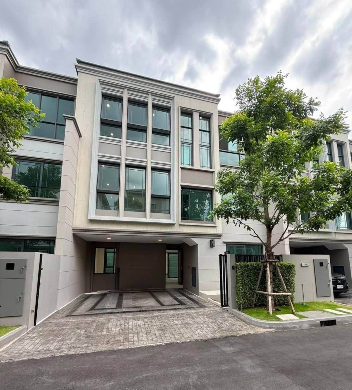 For rent: Baan Klang Muang CLASSE Ratchayothin (new house, never lived in) with electrical appliances. and built-in furniture throughout the house