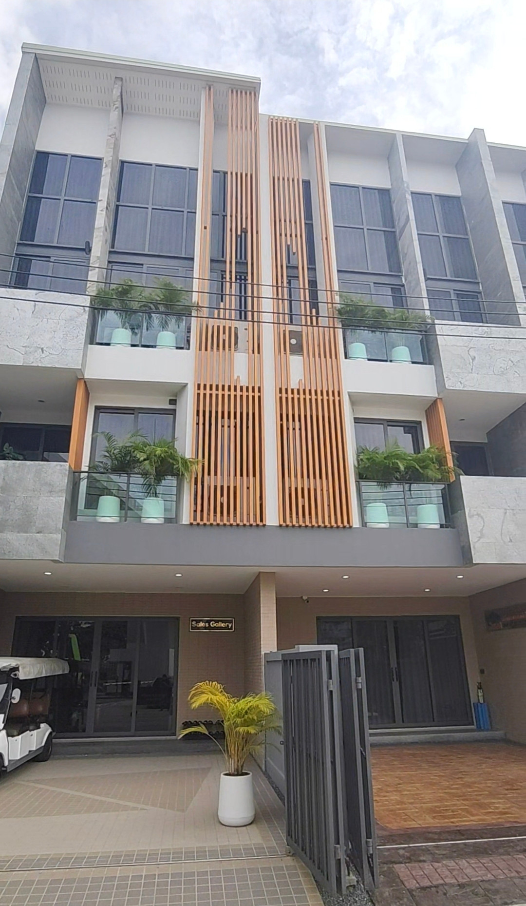ขาย🏠ทาวน์โฮม สไตล์ออฟฟิศ 3 ชั้นครึ่ง ทําเลดี ศรีนครินทร์ - อ่อนนุช ติดถนนใหญ่ การเดินทางสะดวก ใกล้โรงเรียนนานาชาติ เนื้อที่ 24.8 ตร.ว 3ห้องนอน 4ห้องน้ำ ตกแต่งครบ เฟอร์นิเจอร์และเครื่องใช้ไฟฟ้า เข้าอยู่ได้เลย  – รูปที่ 2