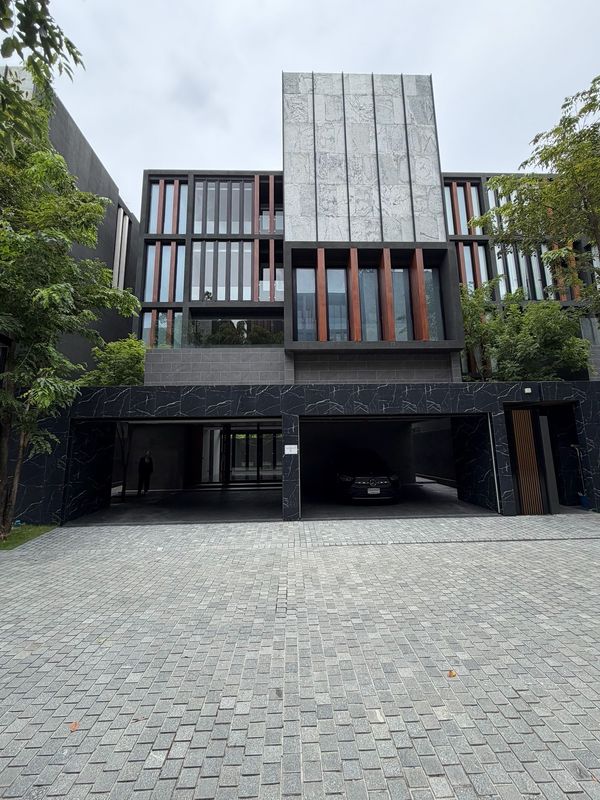 บ้านเดี่ยว Ultra Luxury ศรีนครินทร์  พร้อมสระว่ายน้ำและลิฟต์ส่วนตัว ใกล้ Paradise Park และ Berkeley International School