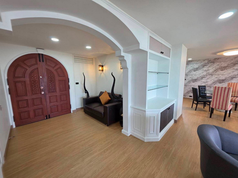 Tongthip mansion, size 245 sqm., 3 bedrooms, walk 650 m. to BTS Phrom Phong and Thonglor.