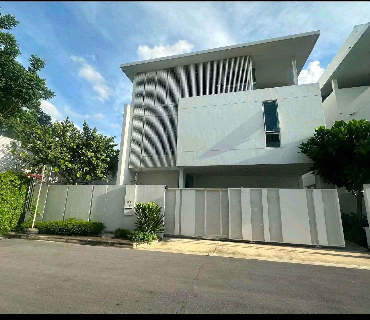 ✨ Luxury Living, ready to move in Luxury level detached house With private elevator, fully decorated, luxurious in every corner, close to the expressway, convenient to travel. ✨ Luxury Living, ready to move in Luxury level detached house With private elevator, fully decorated, luxurious in every corner, close to the expressway, convenient to travel.