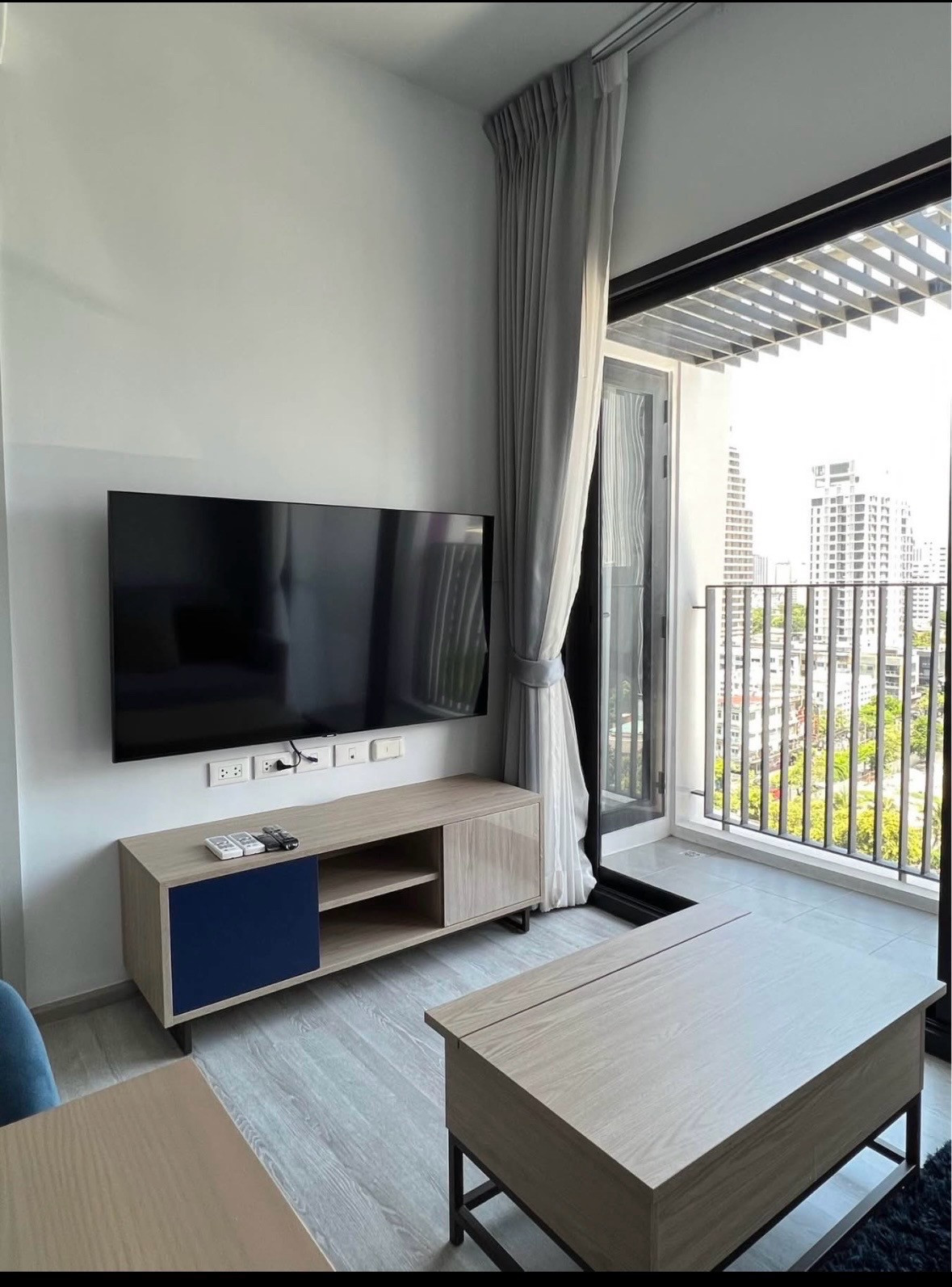 Condo XT Ekkamai, rent 20,500 (including common fees), minimum contract 1 year, interested line @900cqqhk tel 0859114585, 11th floor, size 30.30 square meters, 1 bedroom, 1 bathroom, city view, wind blowing through all the time. Complete electrical applia