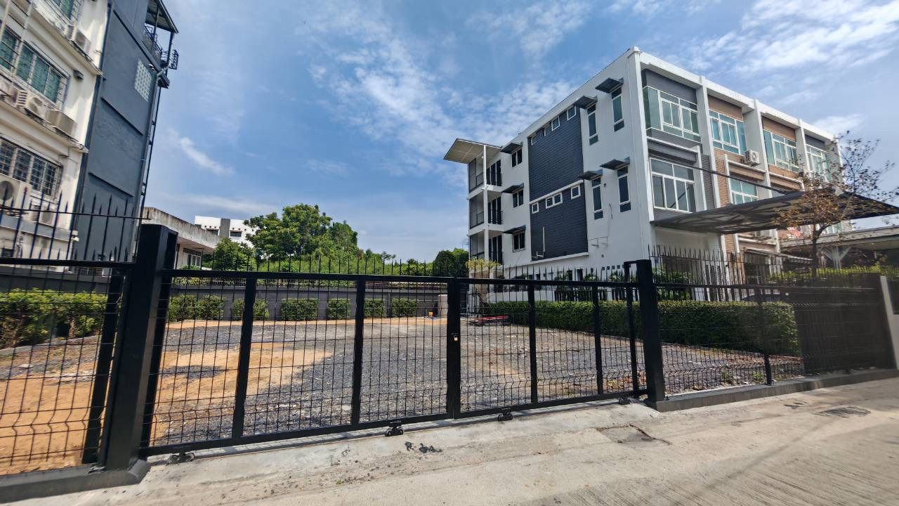 Home office for rent, lots of parking. Home office for rent town in town(soi.laoprao 94) Home office for rent, lots of parking. Home office for rent town in town(soi.laoprao 94)