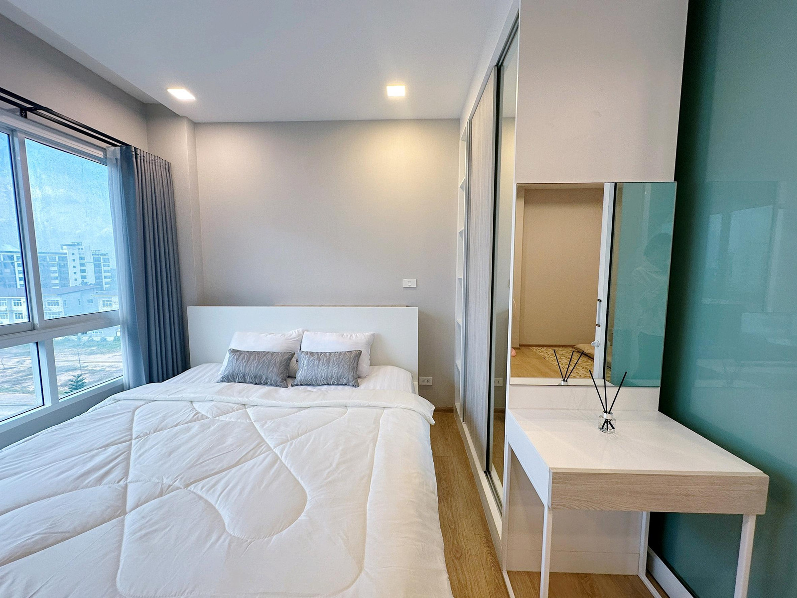 Citylink Condo, Oxford building, ready to move in, high floor, bathroom has bathtub.