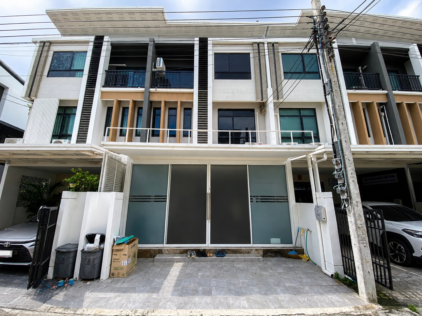 ให้เช่าทาวน์โฮม 3 ชั้น Patio Ramintra–Watcharapol บ้านใหม่ พร้อมอยู่ รองรับทั้งอยู่อาศัย โฮมออฟฟิศ และสำนักงาน ทำเลติดส่วนกลางของโครงการ