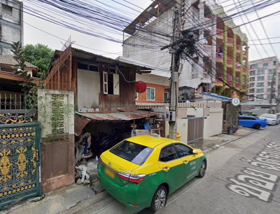 สอบถามโทร : 065-864-4111 ขายที่ดินมีสิ่งปลูกสร้าง (บ้านไม้เก่า) 21 ตารางวา ซอยรัชดาภิเษก 13 เขตดินแดง ใกล้ MRT ห้วยขวาง () สอบถามโทร : 065-864-4111 ขายที่ดินมีสิ่งปลูกสร้าง (บ้านไม้เก่า) 21 ตารางวา ซอยรัชดาภิเษก 13 เขตดินแดง ใกล้ MRT ห้วยขวาง ()
