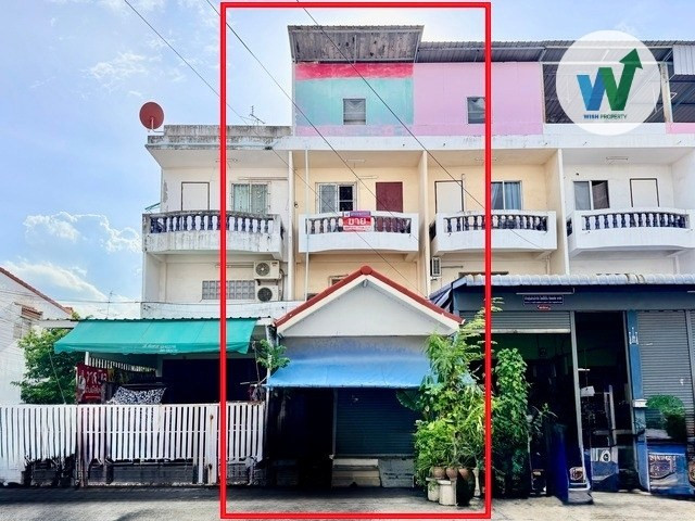 Cheap commercial building for sale, Chat Narong Village, Phraeksa, Samut Prakan.