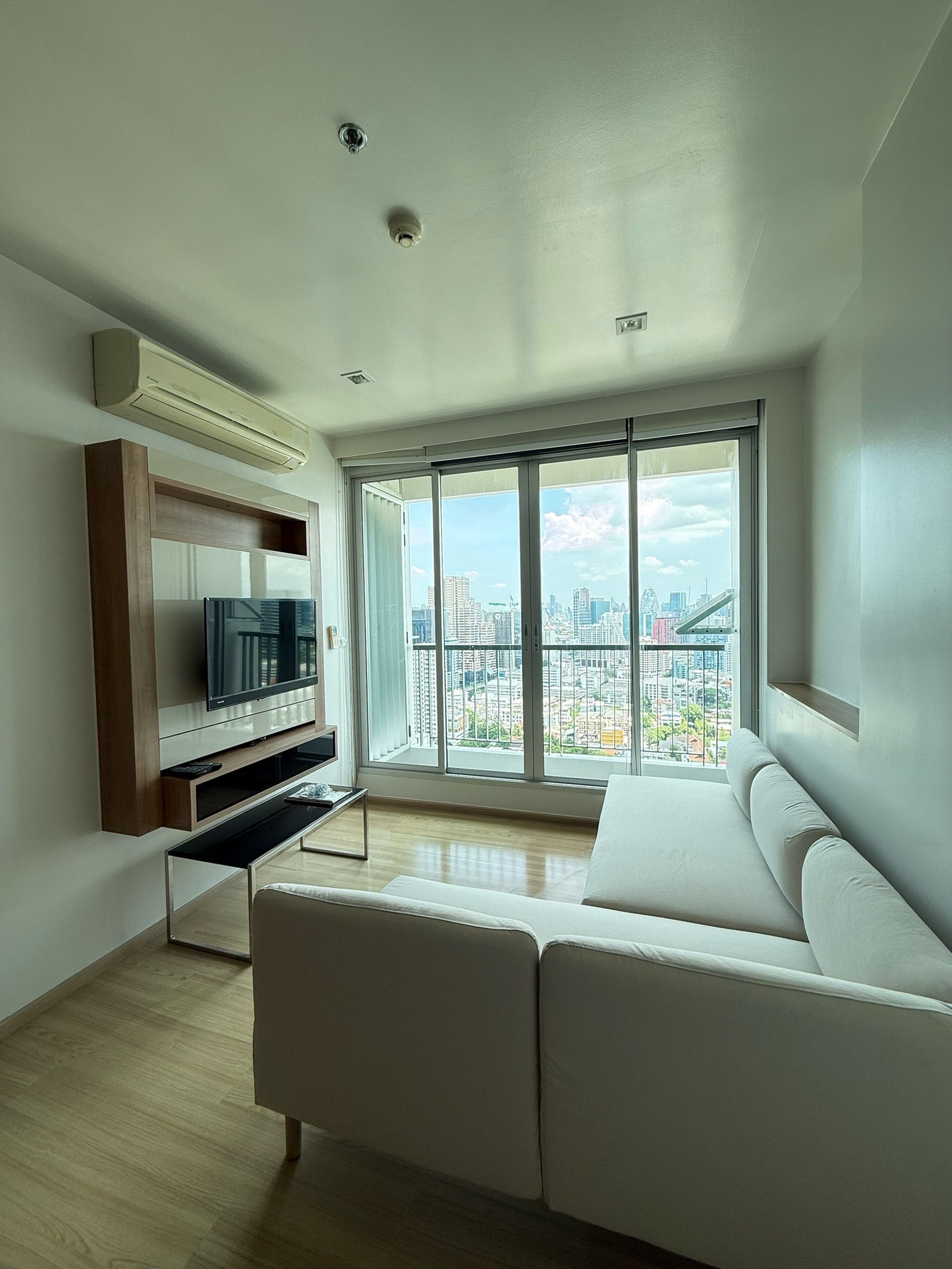 Large room, newly decorated, ready to move in, beautiful view, quiet. Large room, newly decorated, ready to move in, beautiful view, quiet.