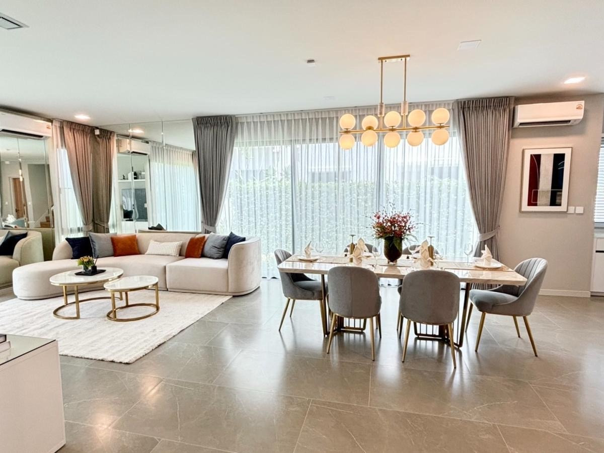 4-Bed Luxury House, detached house with 4 bedrooms, luxuriously decorated, with a lawn around the house. 4-Bed Luxury House, detached house with 4 bedrooms, luxuriously decorated, with a lawn around the house.