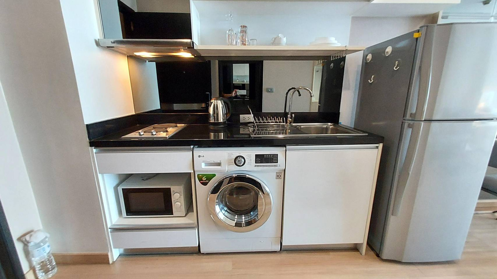 สตูดิโอขนาด 38 ตร.ม. พร้อมเฟอร์นิเจอร์ครบ ชั้น 27 โครงการ Sky Walk Condominium เหมาะสำหรับคนทำงาน นักศึกษา หรือชาวต่างชาติที่มองหาคอนโดทำเลดี เดินทางสะดวก ติด BTS พระโขนง พร้อมสิ่งอำนวยความสะดวกครบครัน – รูปที่ 3