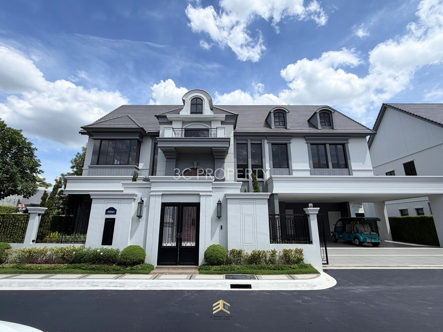 Luxury house on Theparak Road: Narasiri Phahon-Watcharaphon (Manoir No.5) in front of the house, north.