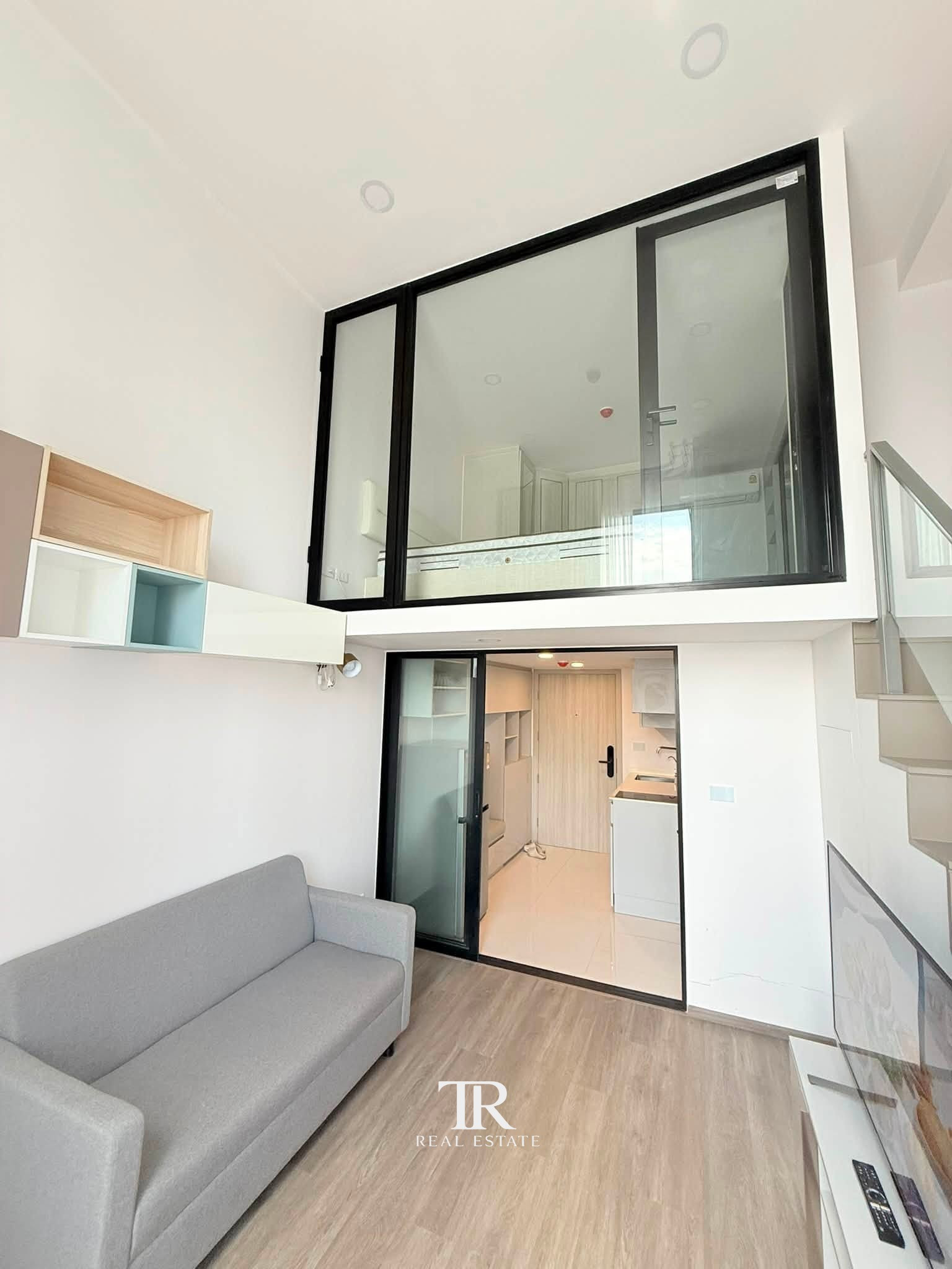 So Origin Kaset Interchange available, ready to move in, high ceiling room, fully decorated. So Origin Kaset Interchange available, ready to move in, high ceiling room, fully decorated.