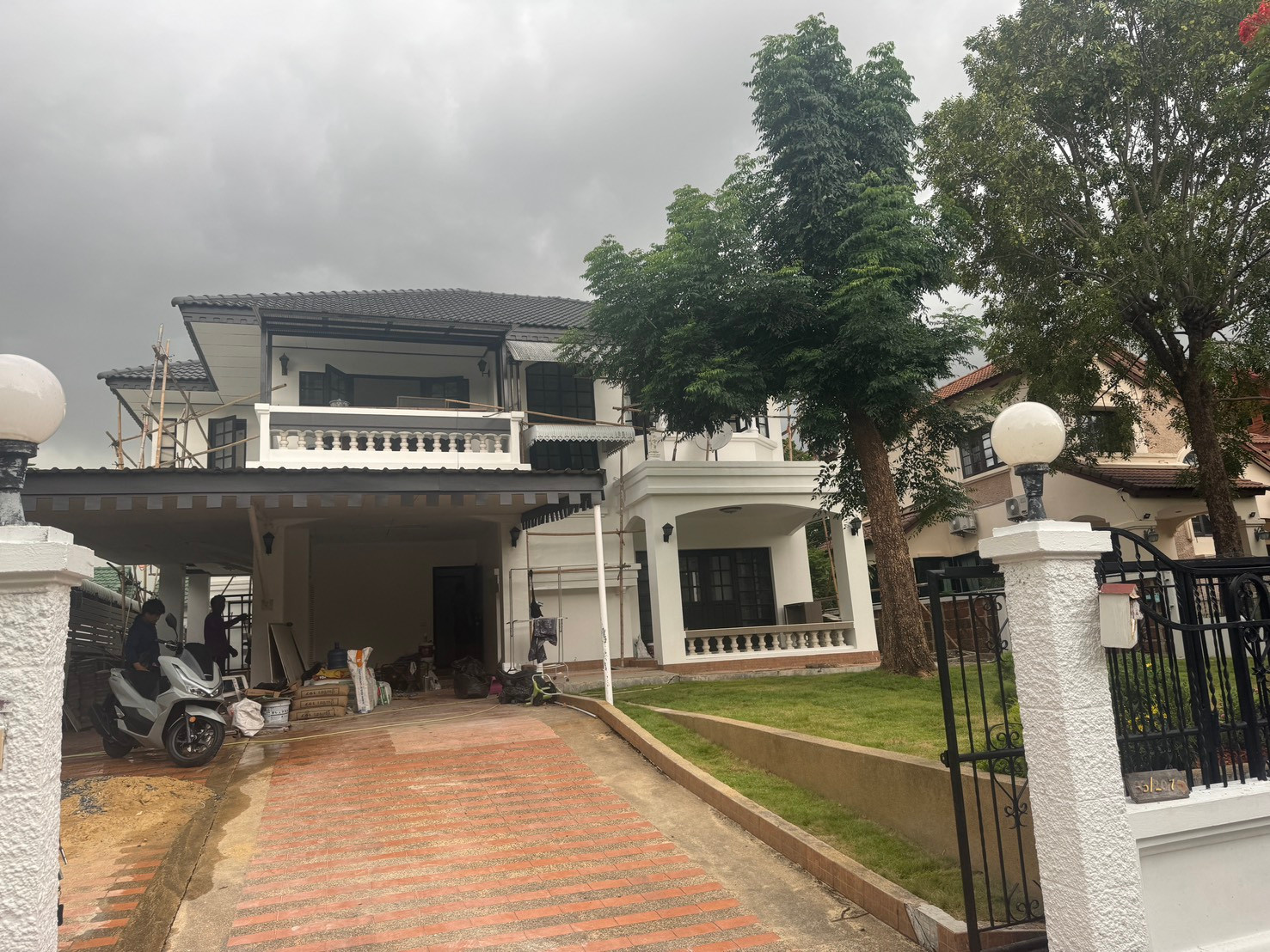 ให้เช่าบ้านเดี่ยวหรู หมู่บ้านลดาวัลย์ ศรีนครินทร์ ซอย ศรีด่าน 14 บ้านหลังใหญ่ 119 ตร.วา ใกล้เมกาบางนา และ MRT ศรีด่าน Tel. 084-694-8888 💰 ค่าเช่าเพียง 90,000 บาท / เดือน ให้เช่าบ้านเดี่ยวหรู หมู่บ้านลดาวัลย์ ศรีนครินทร์ ซอย ศรีด่าน 14 บ้านหลังใหญ่ 119 ตร.วา ใกล้เมกาบางนา และ MRT ศรีด่าน Tel. 084-694-8888 💰 ค่าเช่าเพียง 90,000 บาท / เดือน