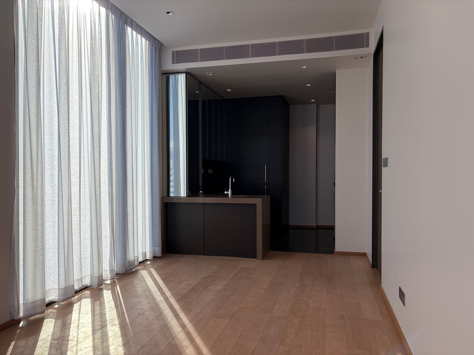 ขาย 📍 28 Chidlom  | 1 ห้องนอน 1ห้องแต่งตัว walk-in closet วิวระเบียง  พื้นที่ 54.01 ตร.ม.  | ราคาขาย 21,300,000 ติดต่อนัดชม 📞: 065-626-5636 (คุณกี้)