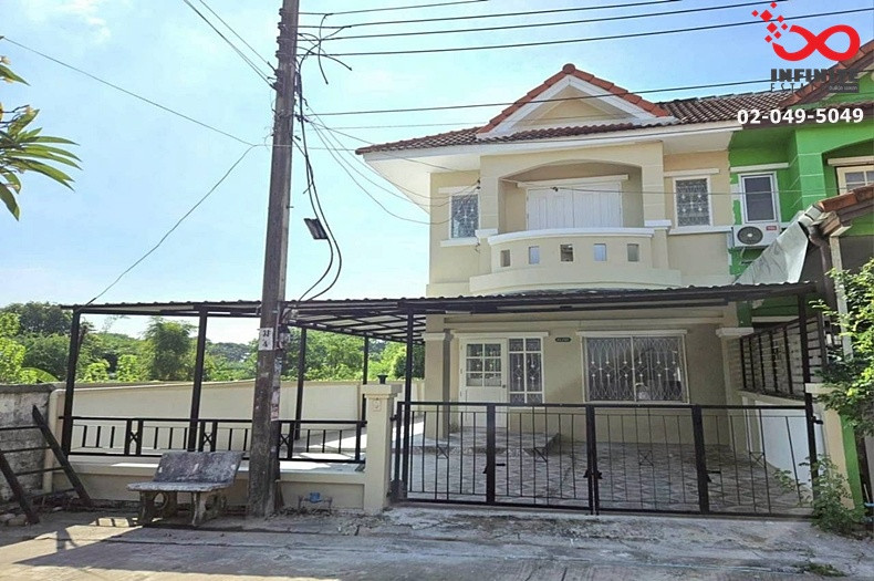 2-story townhouse for sale, Hathairat Road.  Mueang Pracha Village, 31 sq m., behind the edge, can park 2 cars.
