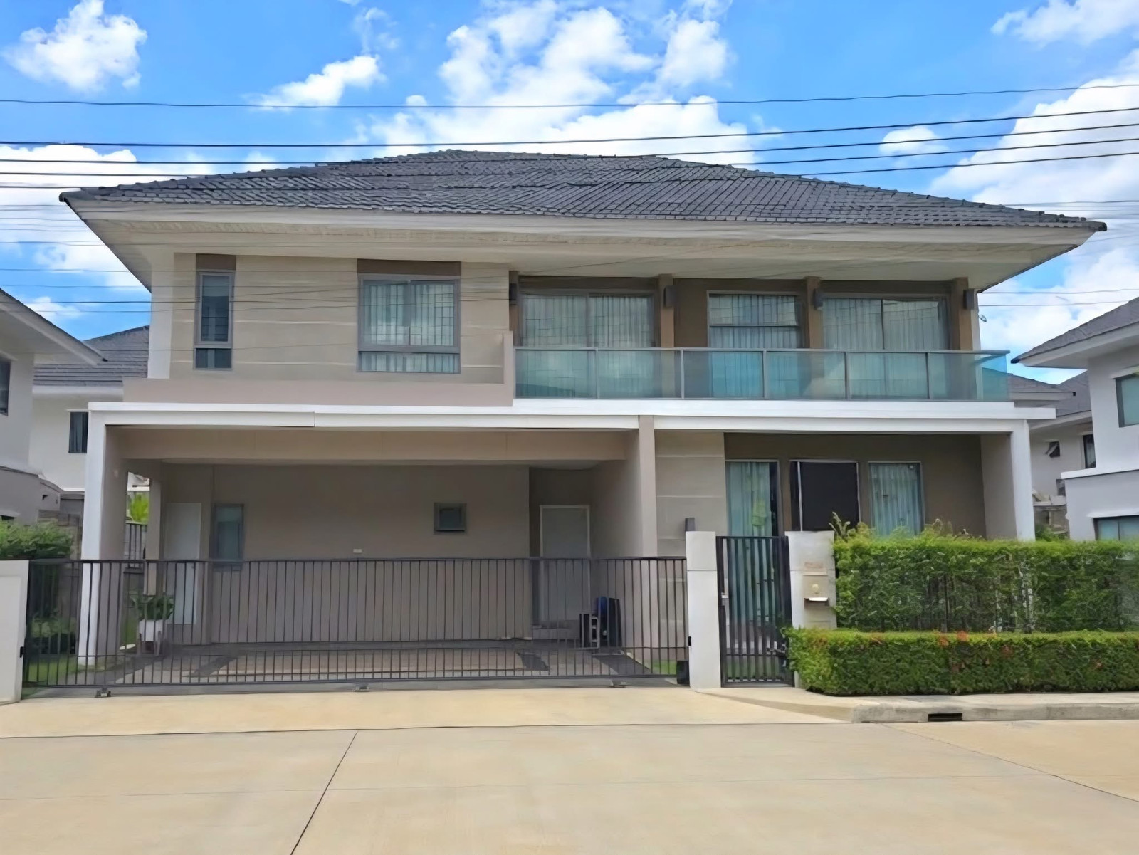 Single house for rent, prime location, Rama 9 - Krungthep Kreetha (4 bedrooms, 5 bathrooms), beautifully decorated with built-ins. With a multi-purpose glass room, near leading international schools. Single house for rent, prime location, Rama 9 - Krungthep Kreetha (4 bedrooms, 5 bathrooms), beautifully decorated with built-ins. With a multi-purpose glass room, near leading international schools.