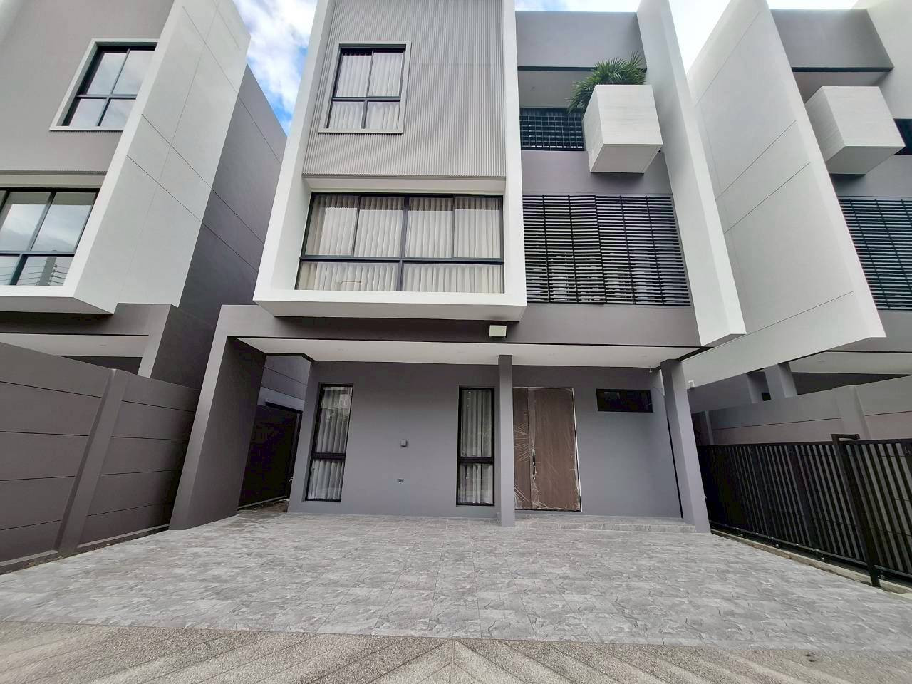 Single house for rent, Feel Town Lat Phrao 101, near Lat Phrao Hospital, just 6 minutes. Single house for rent, Feel Town Lat Phrao 101, near Lat Phrao Hospital, just 6 minutes.
