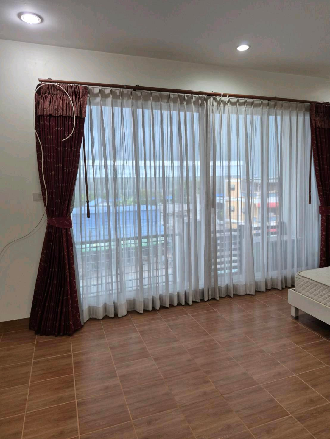 Three-story townhome for rent, 24,000 baht, on Chalerm Phra Kiat Road. Ground floor: living room, kitchen. Second floor: one large master bedroom. Third floor: two bedrooms (total of three bedrooms). Furniture will be more than shown in the pictures; addi Three-story townhome for rent, 24,000 baht, on Chalerm Phra Kiat Road. Ground floor: living room, kitchen. Second floor: one large master bedroom. Third floor: two bedrooms (total of three bedrooms). Furniture will be more than shown in the pictures; addi