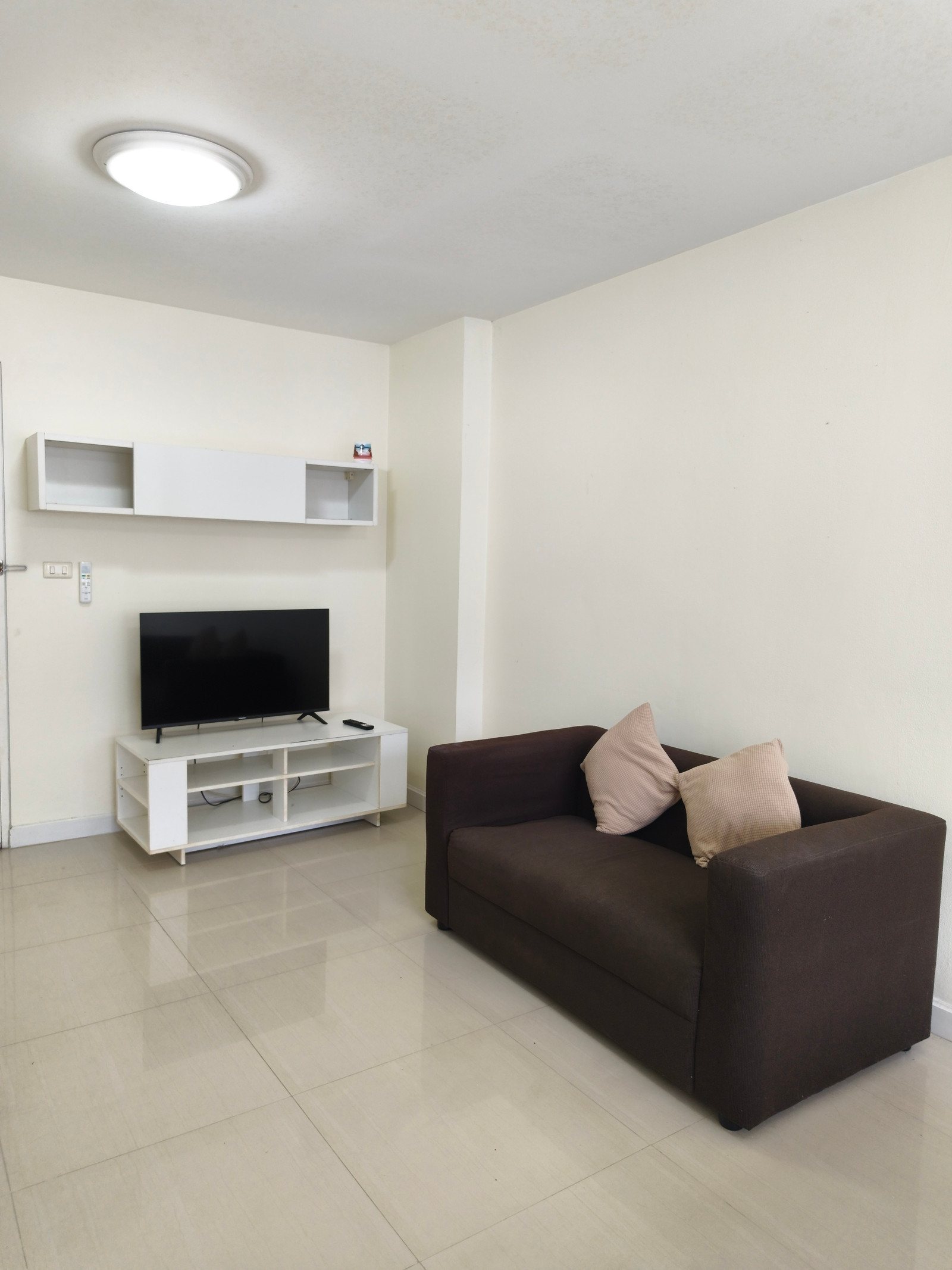 Condo for Rent Condo One Thonglor Price 14,900 Baht Size 30 Sq.m. Floor 3 Swimming Pool View Condo for Rent Condo One Thonglor Price 14,900 Baht Size 30 Sq.m. Floor 3 Swimming Pool View