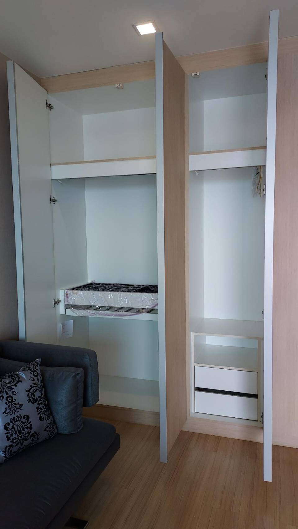 สตูดิโอขนาด 38 ตร.ม. พร้อมเฟอร์นิเจอร์ครบ ชั้น 27 โครงการ Sky Walk Condominium เหมาะสำหรับคนทำงาน นักศึกษา หรือชาวต่างชาติที่มองหาคอนโดทำเลดี เดินทางสะดวก ติด BTS พระโขนง พร้อมสิ่งอำนวยความสะดวกครบครัน – รูปที่ 2