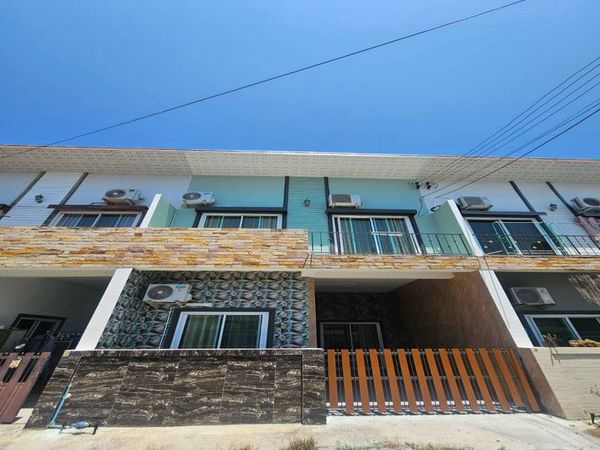 ขายทาวน์เฮ้าส์ 2 ชั้น รีโนเวทใหม่ ซอยวังหิน ศรีราชา 3 นอน พร้อมเข้าอยู่ ฟรีโอน