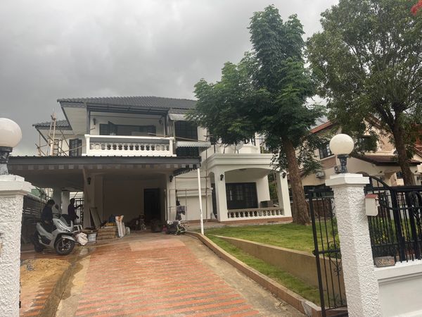 ให้เช่าบ้านเดี่ยวหรู หมู่บ้านลดาวัลย์ ศรีนครินทร์ ซอย ศรีด่าน 14 บ้านหลังใหญ่ 119 ตร.วา ใกล้เมกาบางนา และ MRT ศรีด่าน Tel. 084-694-8888 💰 ค่าเช่าเพียง 90,000 บาท / เดือน