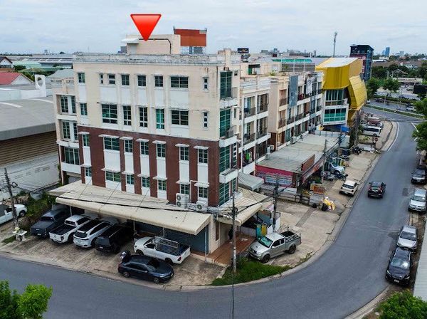 Rare 5-Storey Corner Commercial Building for Sale! High-visibility property with excellent parking capacity, ideal for a medical clinic, dental clinic, beauty clinic, office, showroom, educational center, or professional business.