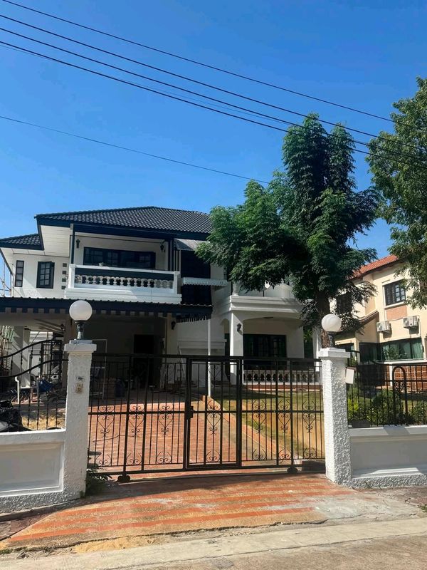 ✨🚆 Large detached house Shady atmosphere Spacious space, ready to move in, convenient travel, near MRT Sri Dan.
