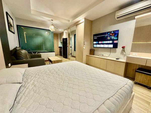 Condo for rent in the heart of Sriracha, Ladda Plus Condo, close to workplaces and shopping malls.