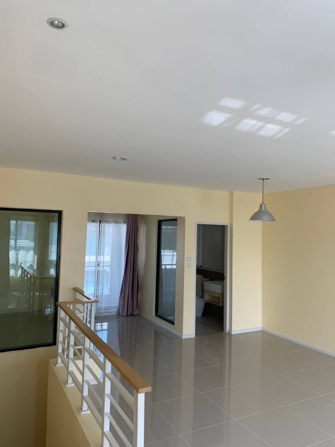 For urgent rent, 3-story townhome, Baan Klang Muang, Suksawat, next to the main road, near the expressway and Bhumibol Bridge.