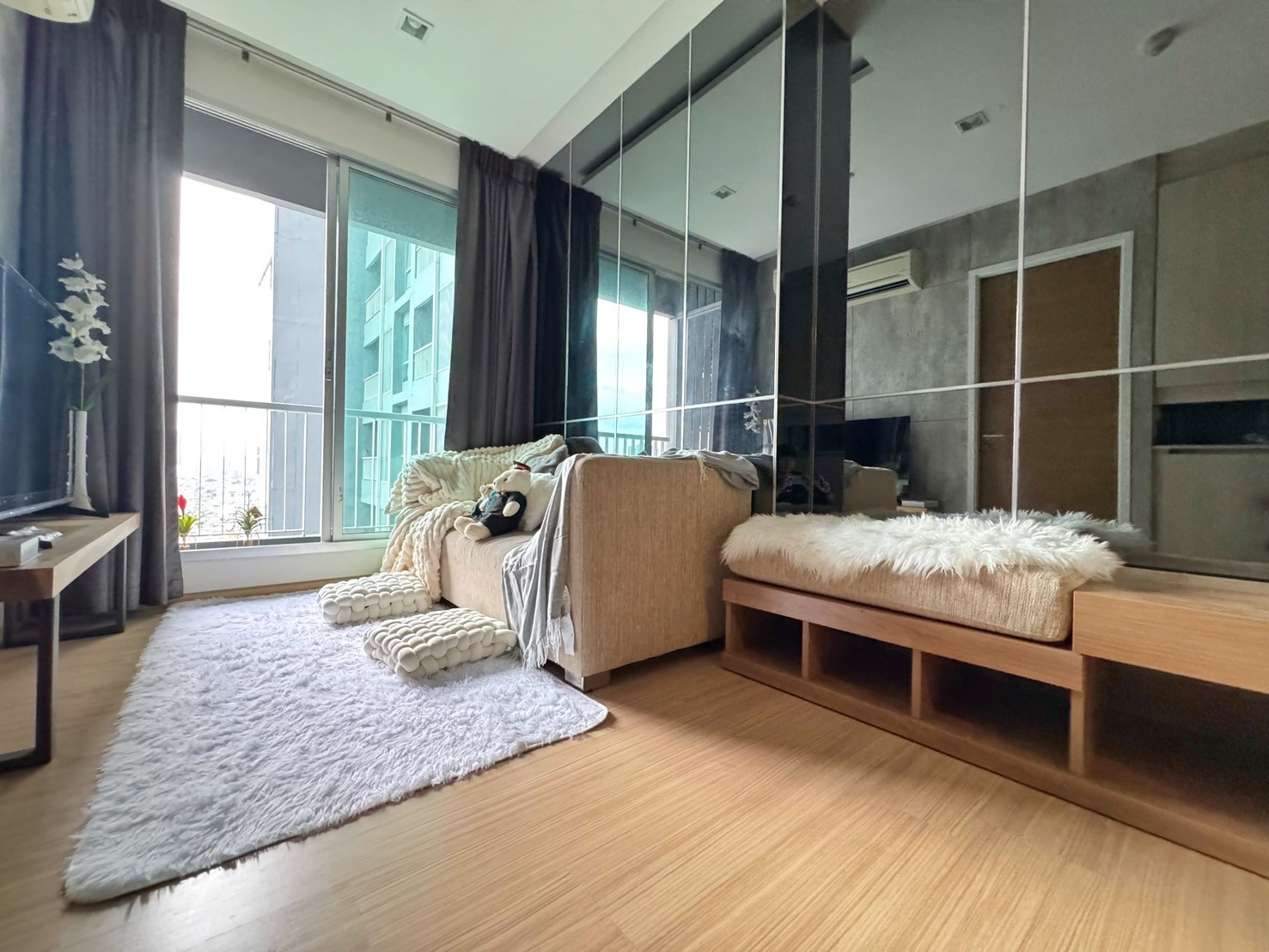 Urgent sale! Condo Rhythm Sukhumvit 50, high floor, beautiful open view, fully furnished room, very good condition. Urgent sale! Condo Rhythm Sukhumvit 50, high floor, beautiful open view, fully furnished room, very good condition.
