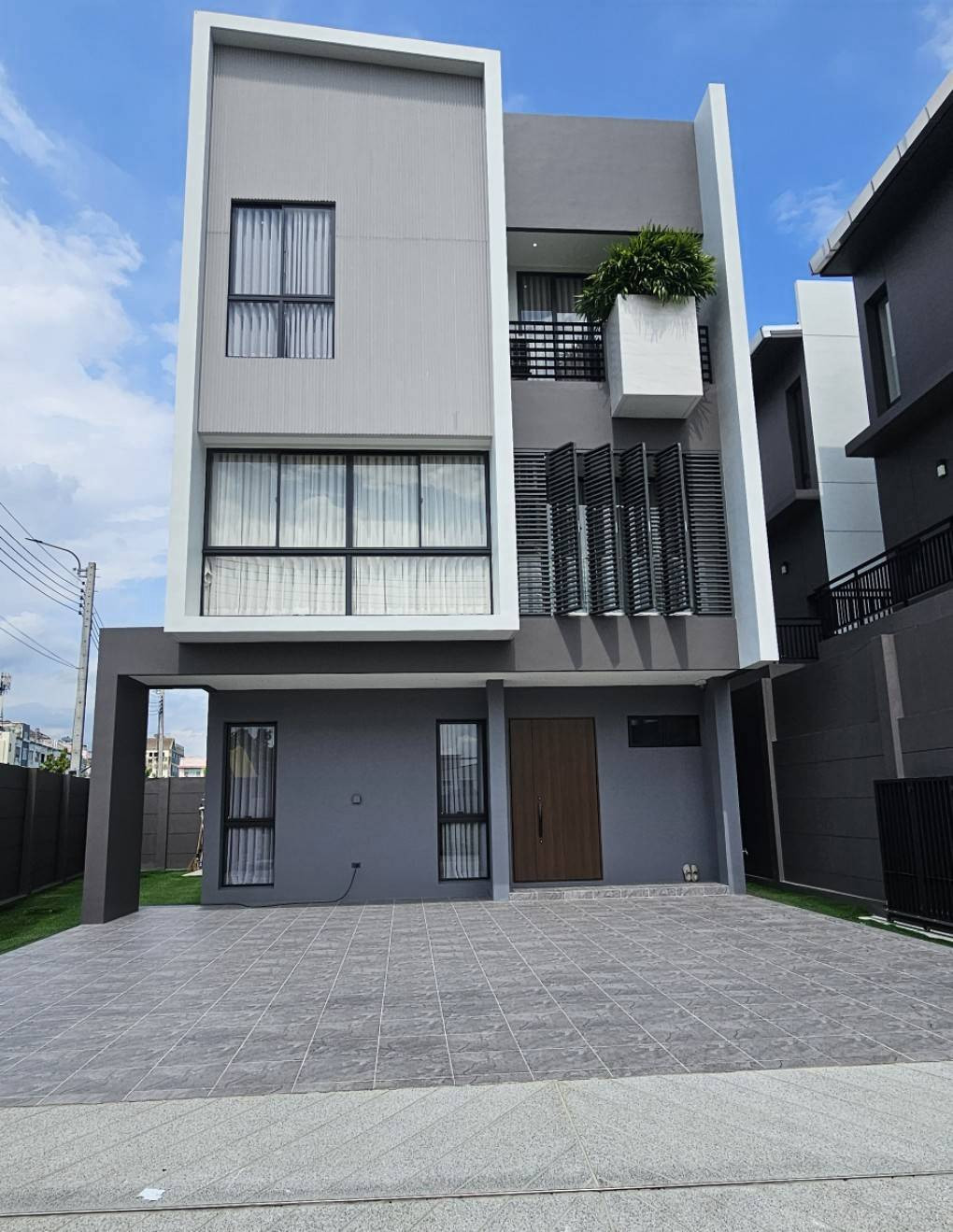 S2996 3-story detached house for sale, Feel Town, Lat Phrao 101, near MRT Lat Phrao 101, only 850 meters.