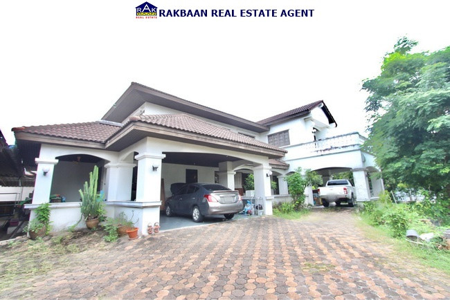 House for sale Ladawan Pinklao, corner house, 267 sq m, 5 bedrooms, 4 bathrooms, 1 mate room, parking for 6 cars.