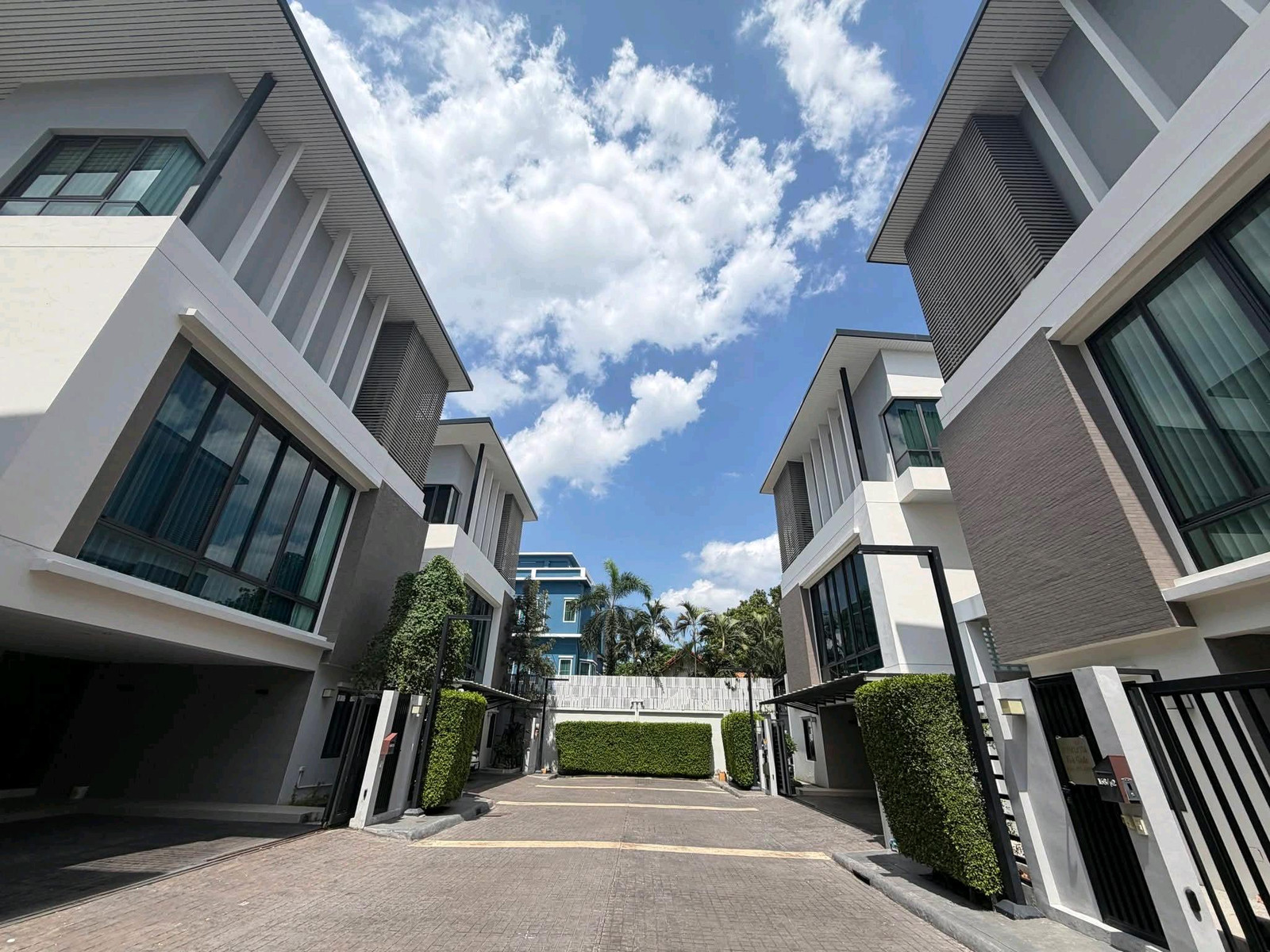 For rent. 3-story pool villa, along Ramindra Expressway. The Glamor Ekkamai – Praditmanutham. For rent. 3-story pool villa, along Ramindra Expressway. The Glamor Ekkamai – Praditmanutham.