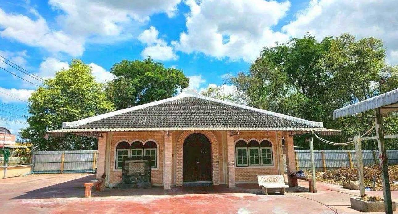 #For rent# Single house on the roadside, with a fence around it, complete with house area. and the garage has a roof Mueang Nakhon Pathom District Suitable for living or doing a variety of businesses. that require an area or home office