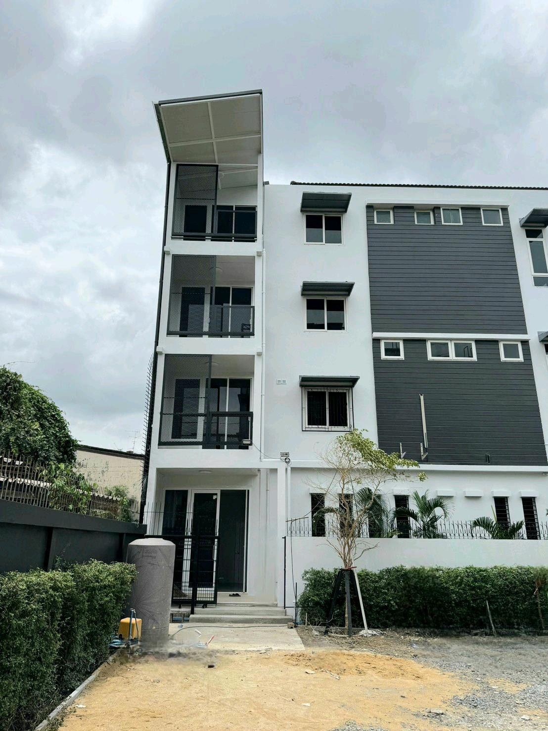 Home Office 4 ชั้น พร้อมลานจอดรถ 20 คัน,  Town in Town – รูปที่ 4