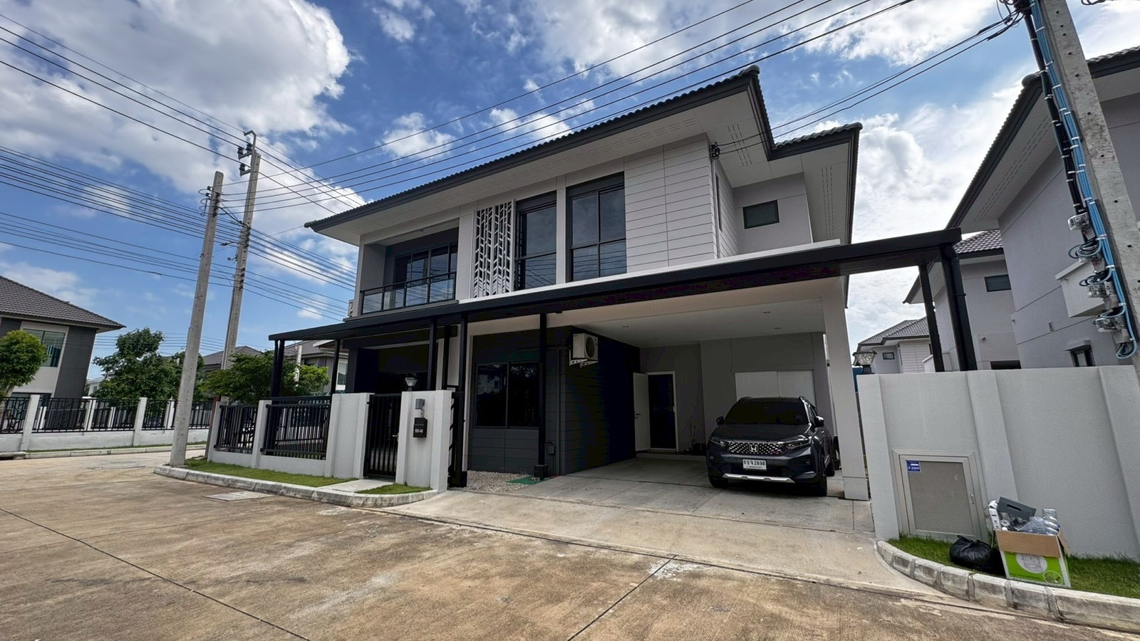 Single house for sale, Chewarom Nakhon In, near Rama 5, Ratchaphruek, beautiful house number. Add a roof on piles from SCG and install heat film throughout the house. Single house for sale, Chewarom Nakhon In, near Rama 5, Ratchaphruek, beautiful house number. Add a roof on piles from SCG and install heat film throughout the house.