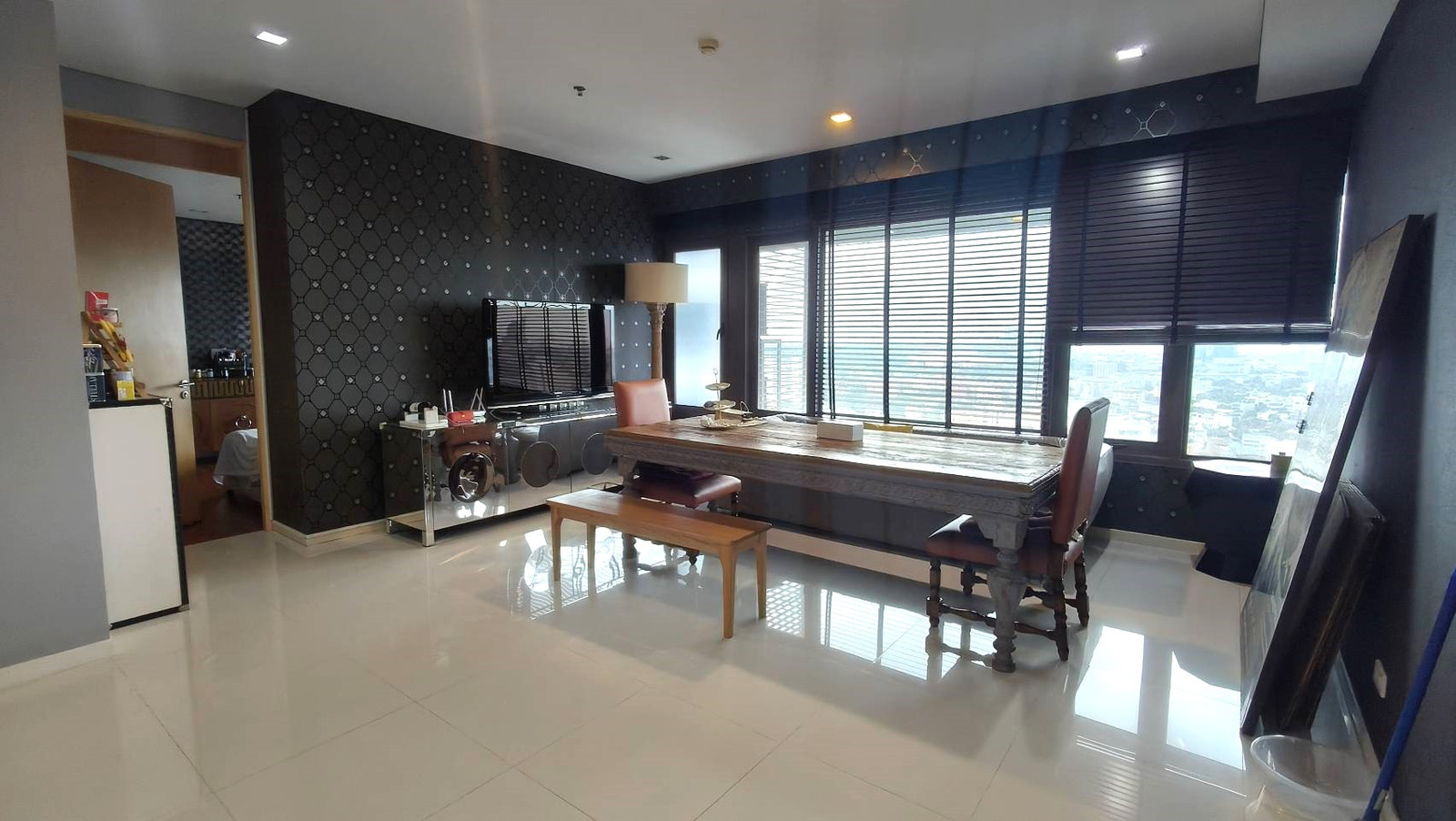99 sq m, 2 bedrooms, 3 bathrooms, 27th floor, river view, near One Bangkok
